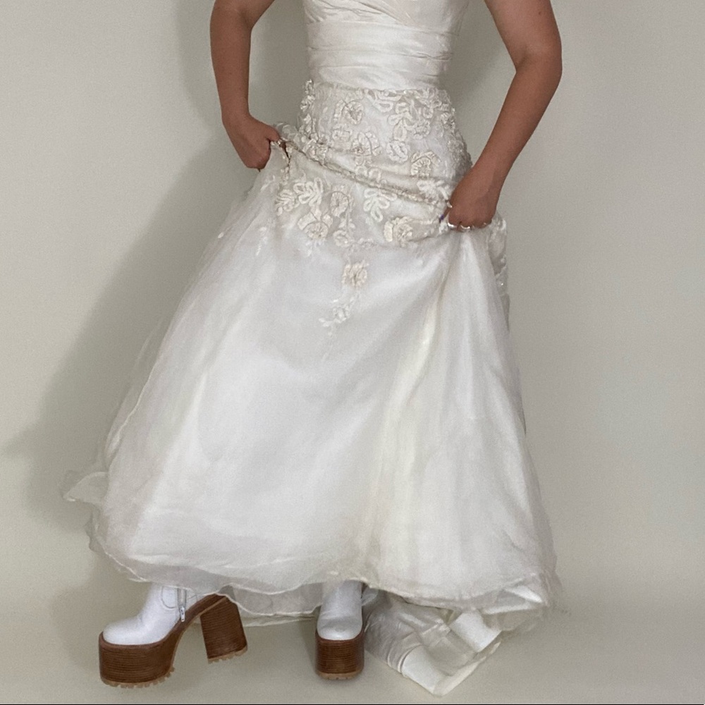 Watters Brides strapless wedding dress with train - Picture 9 of 16